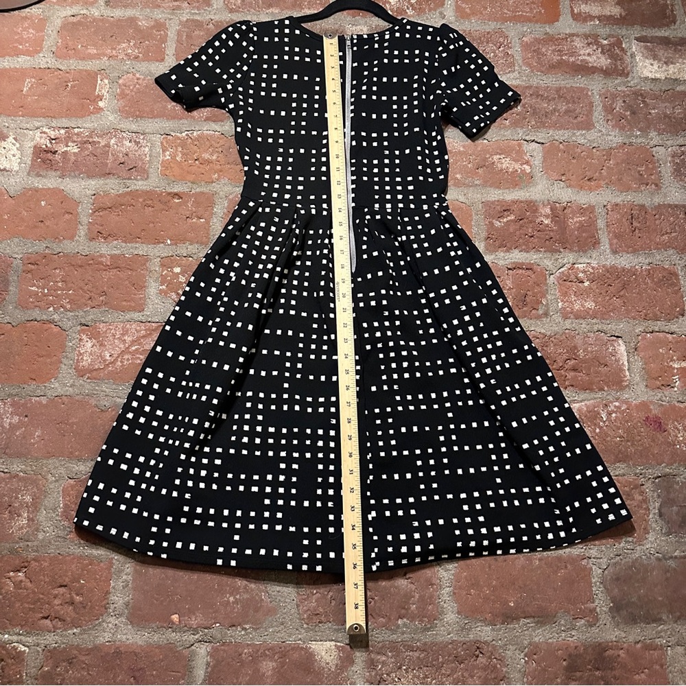 LuLaRoe Amelia Black & White Square Pattern A-line Dress Small Pleated Pockets - Picture 8 of 14